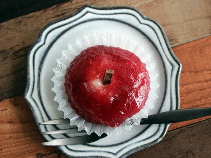 りんご飴の赤色とツヤ感を、見事に再現しています