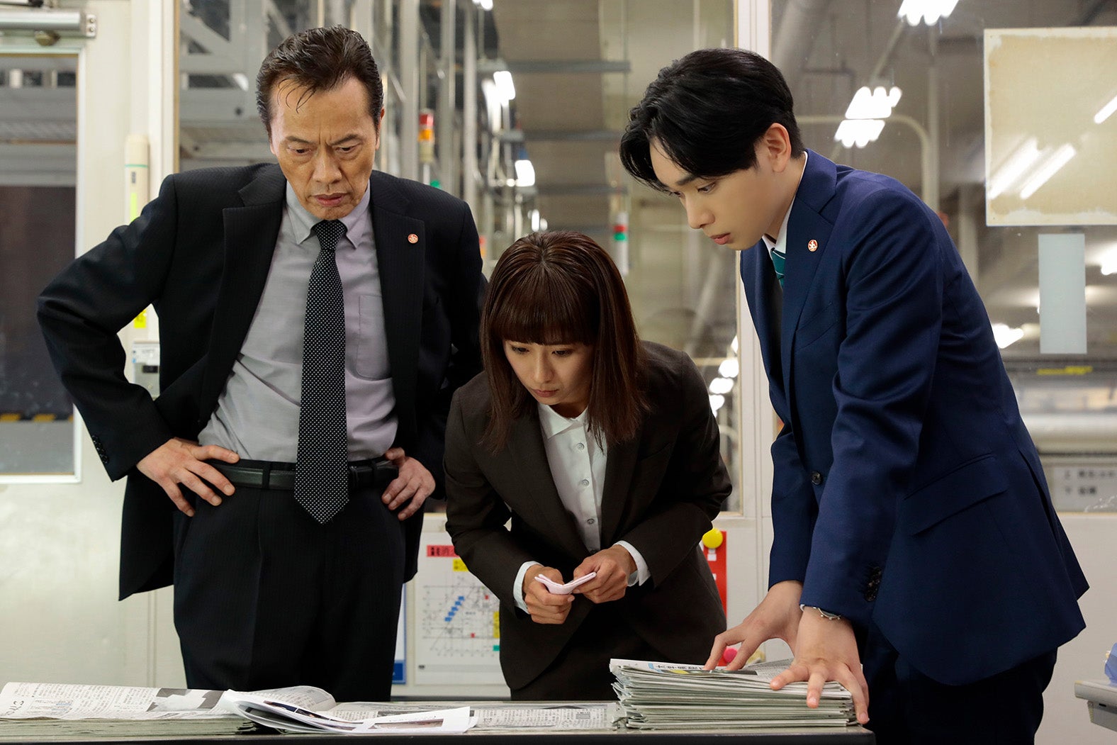 遠藤憲一、黒島結菜、宮世琉弥「未解決の女 警視庁文書捜査官 Season3」第1話（C）テレビ朝日