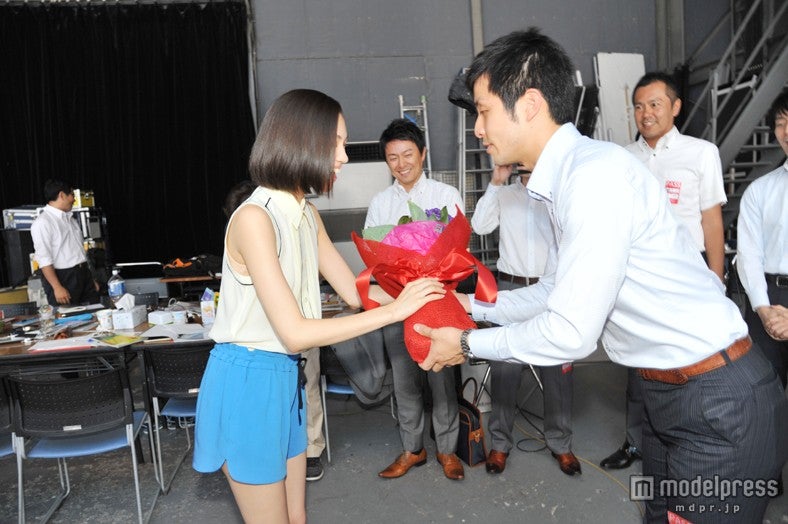 水原希子／ICEカップヌードル新CM「氷入れすぎた」篇メイキングカットより