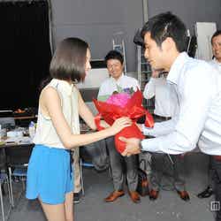 水原希子/ICEカップヌードル新CM「氷入れすぎた」篇メイキングカットより