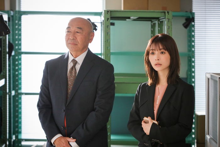 高橋克実、長濱ねる「おコメの女-国税局資料調査課・雑国室-」第1話(C)テレビ朝日
