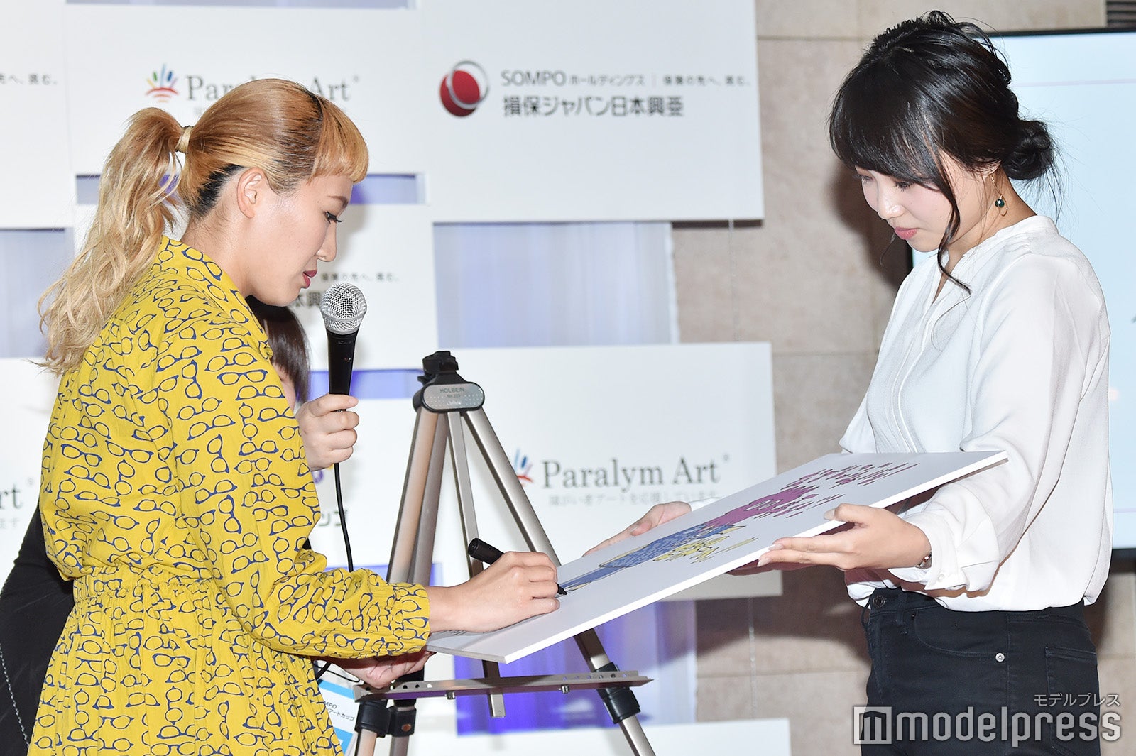 丸山桂里奈（左） （C）モデルプレス