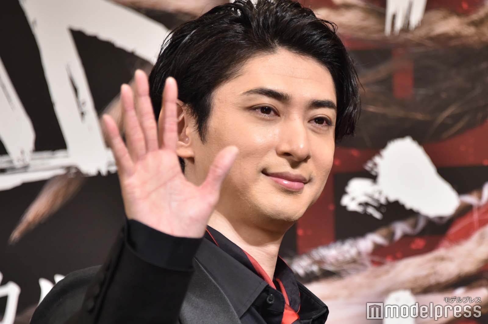 手を振る古川雄大（C）モデルプレス