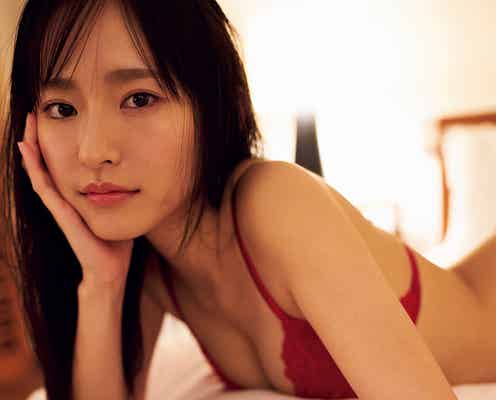 高崎かなみ、ほろ酔いグラビアで美ボディ輝く