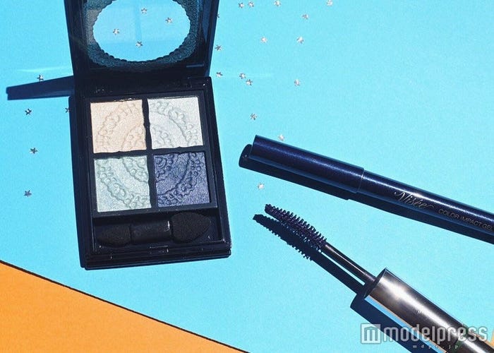 画像左から時計回り【Visse】「グロッシーリッチアイズ“BL-7”」、【Visse】「カラーインパクトジェルライナー“BL900”」、【RMK】Wカラーマスカラ“04 インディゴグリーン”」/写真・MAKO(C)モデルプレス