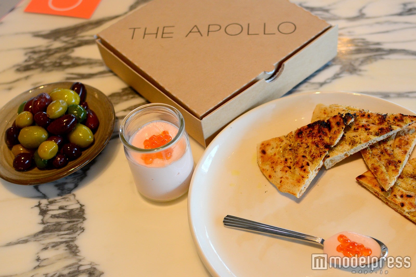 （左から）ギリシャ産カラマタオリーブのマリネ￥800、タラマサラータ￥1200