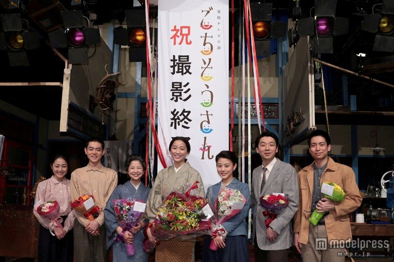 （左から）松浦雅、菅田将暉、宮崎美子、杏、高畑充希、茂山逸平、中山義紘