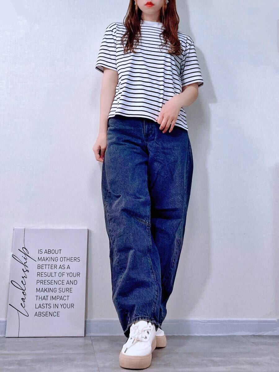 白黒ボーダーTシャツとデニム、スニーカーを合わせた女性の全身コーデ