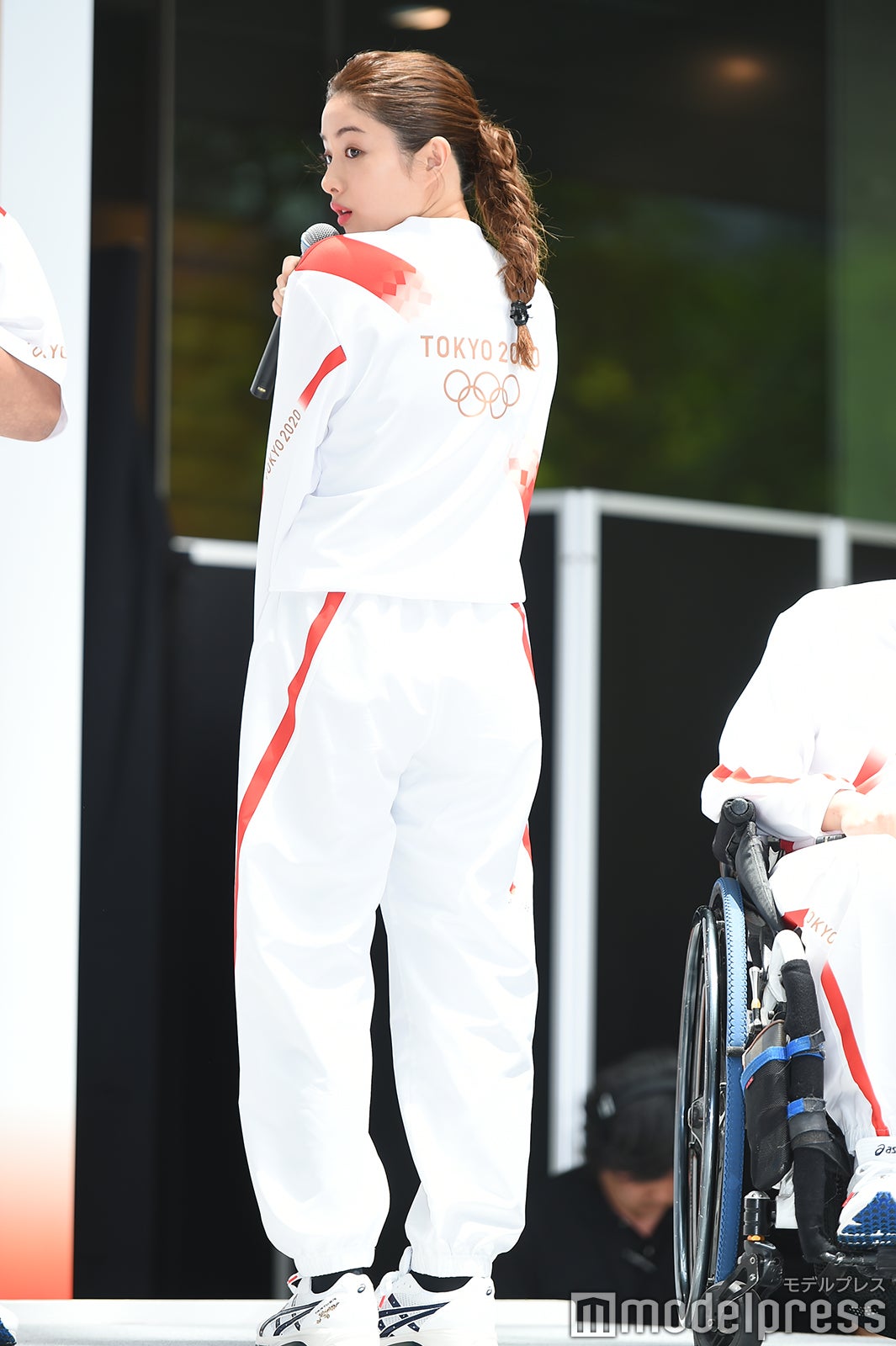 後ろもしっかりアピールする石原さとみ（C）モデルプレス