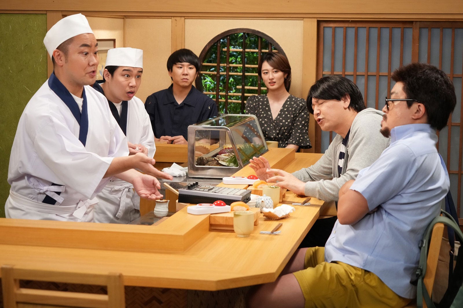 （左から）岡部大、せいや、秋山寛貴、高月彩良、長田庄平、松尾駿 （C）フジテレビ