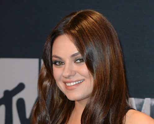 ミラ・クニス、MTVムービー・アワードでのふっくらお腹が話題