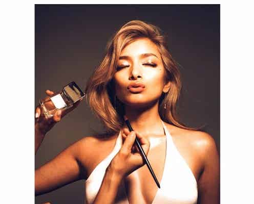 ローラ、胸元大胆カットドレスでキス顔「マリリン・モンローみたい」「完璧ボディ」絶賛の声