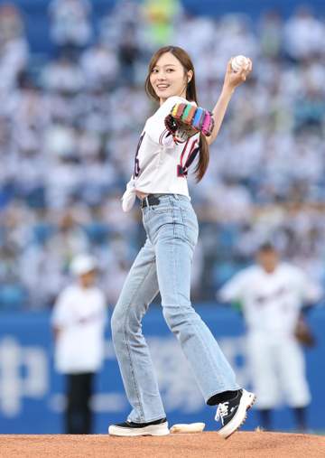 「外野からでも分かる脚の長さ！」元乃木坂46の梅澤美波が始球式 SNS沸く「めちゃ可愛い」「スタイル良すぎる…」
