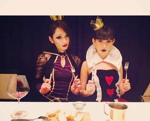 小嶋陽菜&佐藤かよ、ゴシックハロウィン仮装で晩餐会