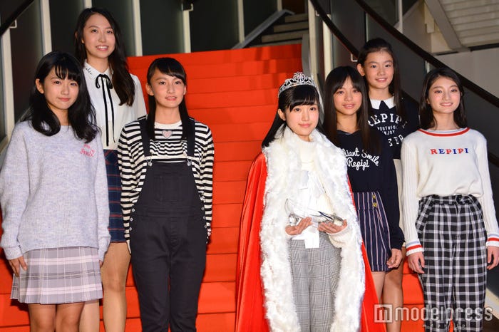 (前列)福本莉子さん(中列左から)神谷天音さん、鈴木陽菜さん、柿澤ゆりあさん、井上音生さん(後列左から)崔愛花さん、本山優さん (C)モデルプレス