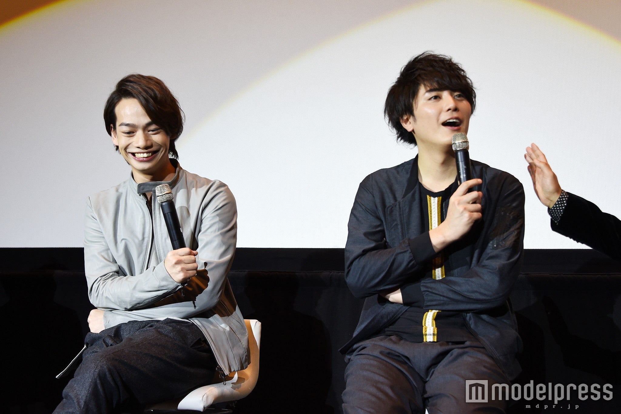 （左から）池田純矢、間宮祥太朗（C）モデルプレス