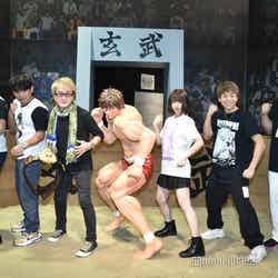 （左から）平子祐希、酒井健太、板垣恵介氏、えなこ、武尊選手、岡本和真選手（C）モデルプレス