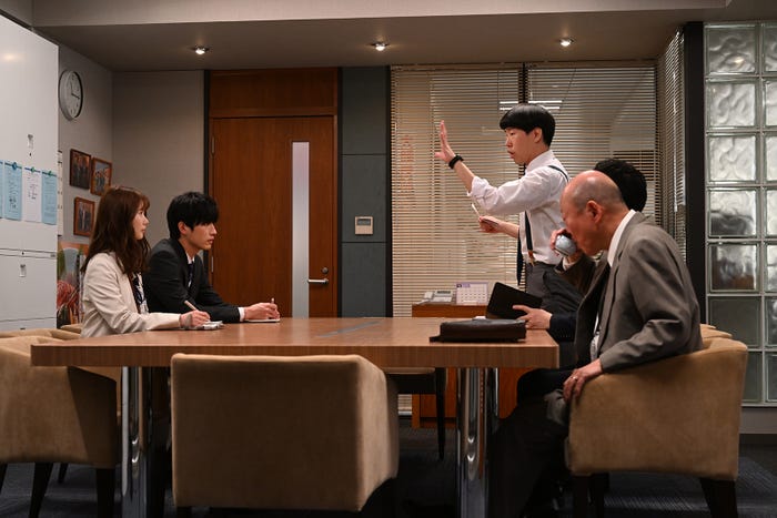 小野花梨、杉野遥亮、坂口涼太郎、六平直政 「罠の戦争」第5話より(C)カンテレ