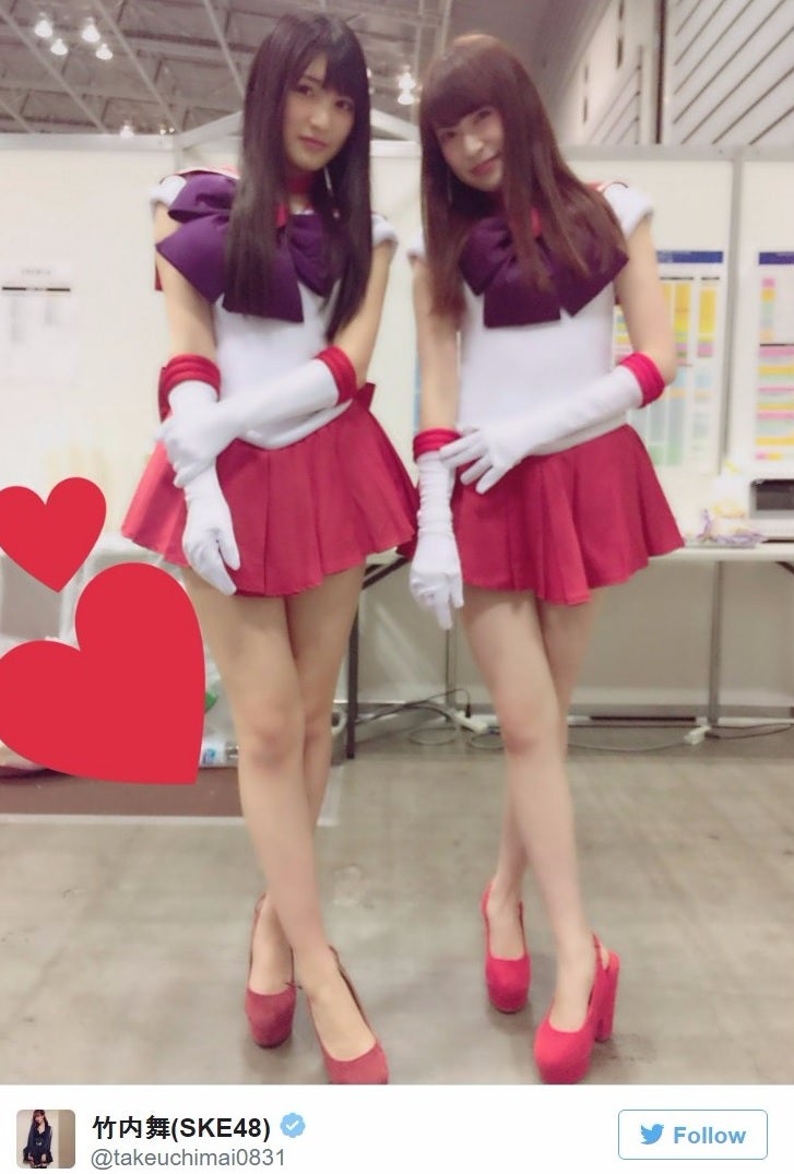 セーラーマーズの姿を披露したNMB48の吉田朱里（左）とHKT48の神志那結衣（竹内舞Twitterより）