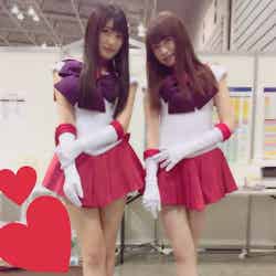 セーラーマーズの姿を披露したNMB48の吉田朱里（左）とHKT48の神志那結衣（竹内舞Twitterより）