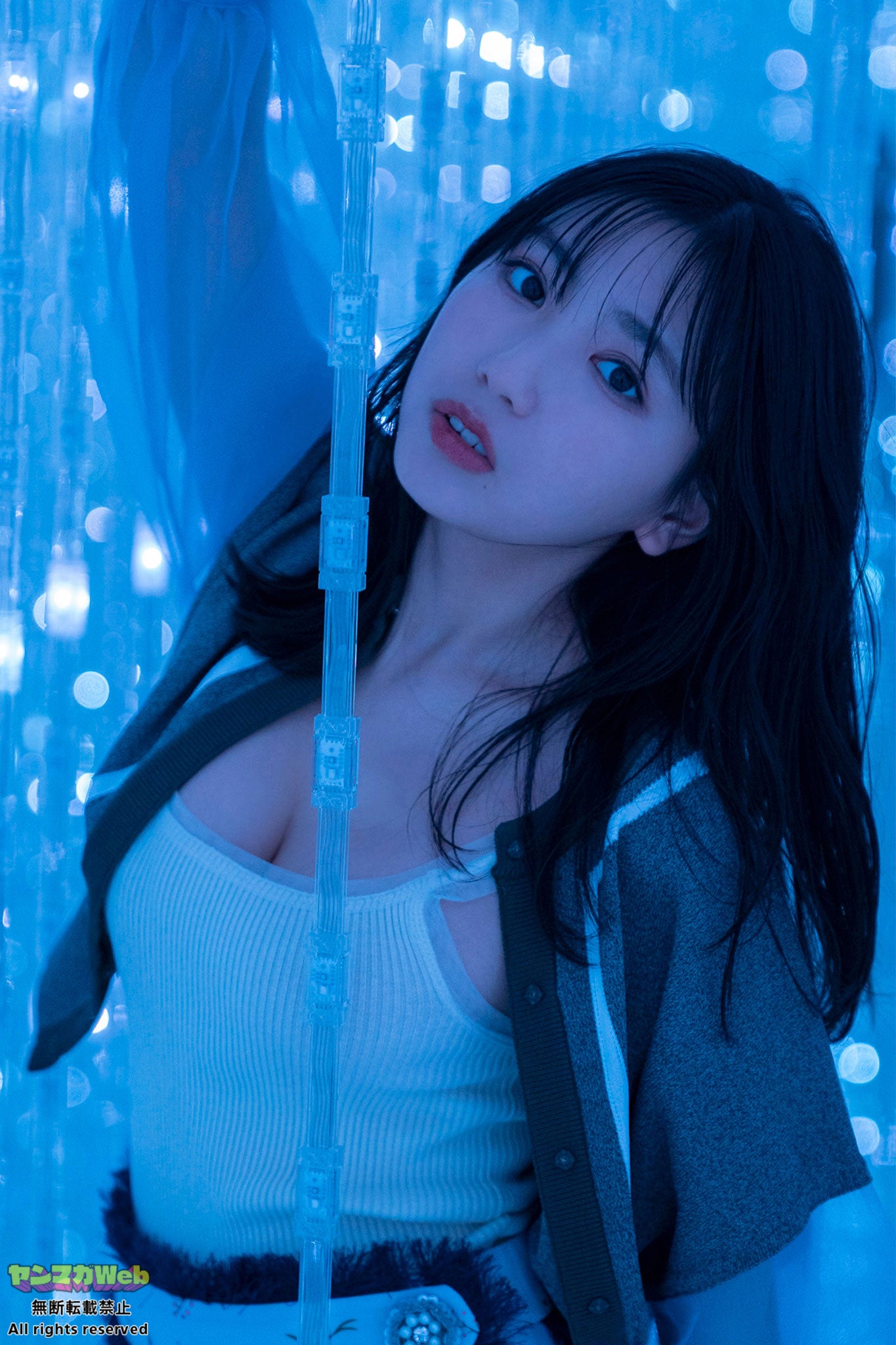 沢口愛華、美谷間披露 幻想的な雰囲気で撮影