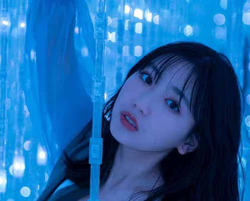 沢口愛華、美谷間披露 幻想的な雰囲気で撮影
