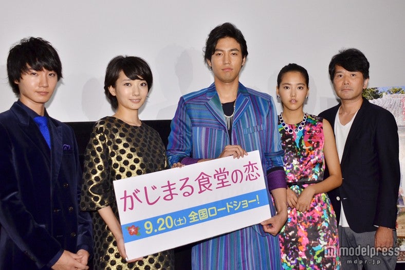 【左から】桜田通、波瑠、小柳友、竹富聖花、大谷健太郎監督