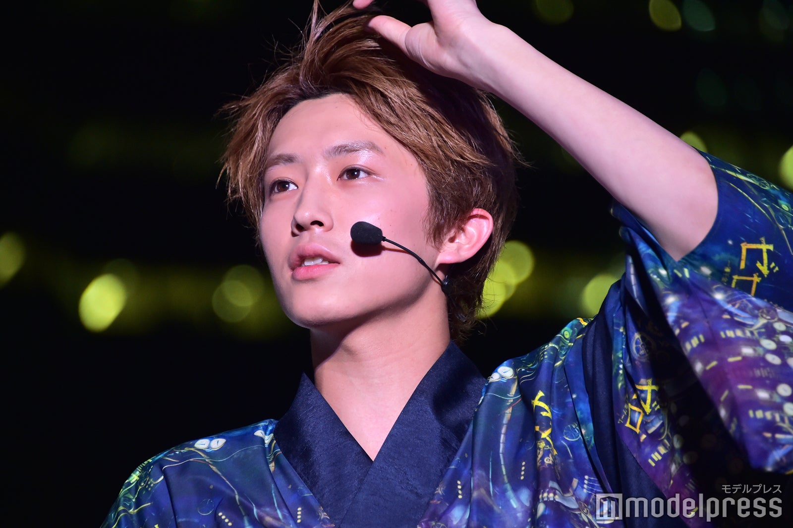 強風に煽られながらも、ツンツンの前髪を維持したい杉野遥亮 （C）モデルプレス