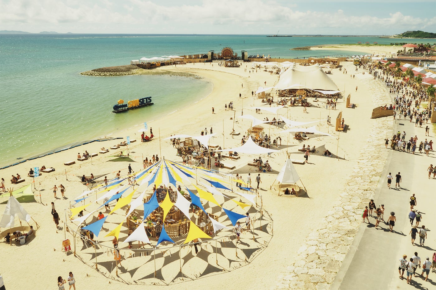 ステージが設営される「美らSUNビーチ」は全長約700mと沖縄最大級の大きさを誇る（提供画像）