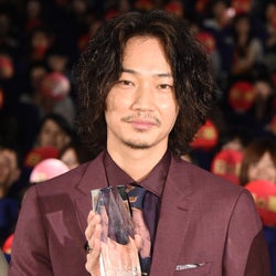 綾野剛、お祝いムードに喜び爆発 期待と絶賛の嵐