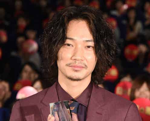 綾野剛、お祝いムードに喜び爆発 期待と絶賛の嵐
