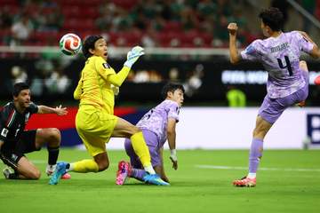韓国がぼう然初黒星 決勝T進出は持ち越し 完全アウェーでメキシコと激闘も痛恨ミス GKとDF接触でボールこぼし失点 終了間際は絶好機逸し、ベンチのソン・フンミンが頭抱える