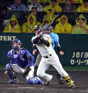 阪神 34イニングぶり得点！森下がチーム61イニングぶりタイムリー 同点にベンチから選手が飛び出す 甲子園が大熱狂