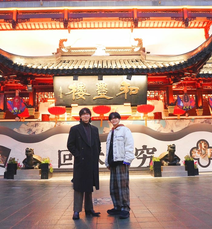 綾野剛、齋藤潤/上海観光ショット『カラオケ行こ!』Blu-ray&DVD発売中発売・販売:KADOKAWA(C)2024『カラオケ行こ!』製作委員会