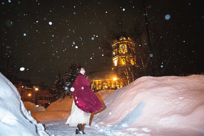 金村美玖1st写真集「羅針盤」TSUTAYA限定カバー版裏表紙/撮影:佐藤佑一(光文社刊)