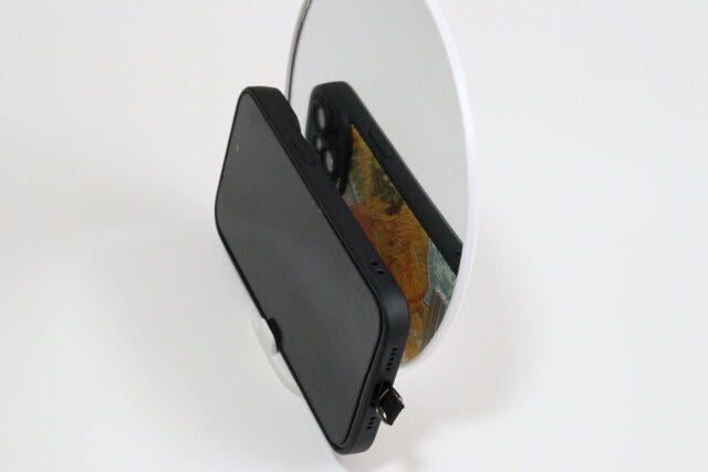 ダイソー スマホが立てかけられるミラー ダイソーのスマホが立てかけられるミラー