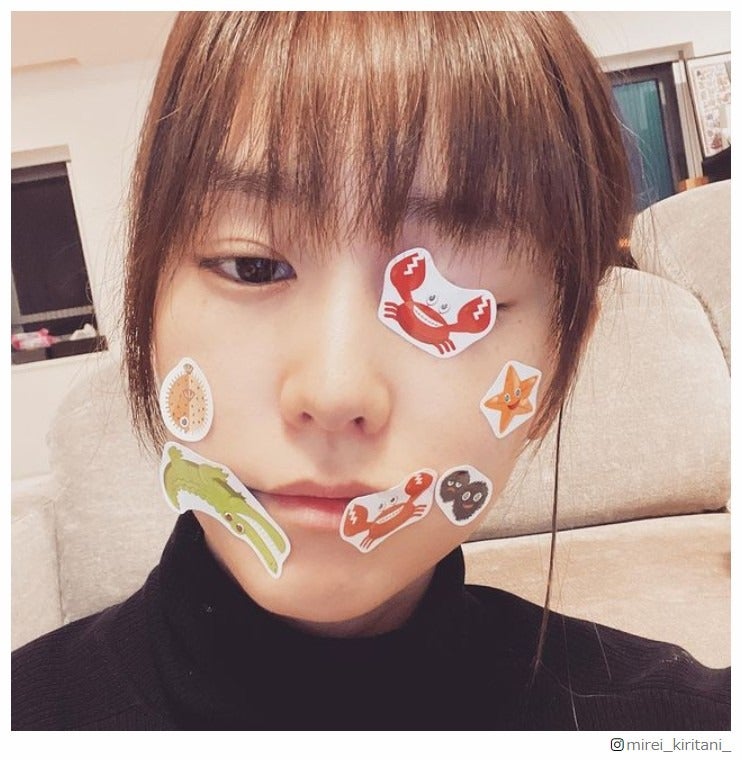 桐谷美玲、“シールだらけ”ドアップショットに「息子くんの仕業？」「可愛い」の声