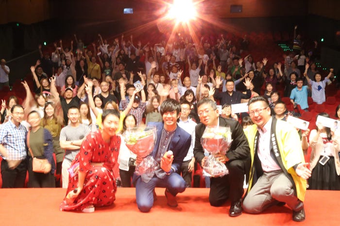 舞台挨拶の様子 (C)2018「キスできる餃子」製作委員会