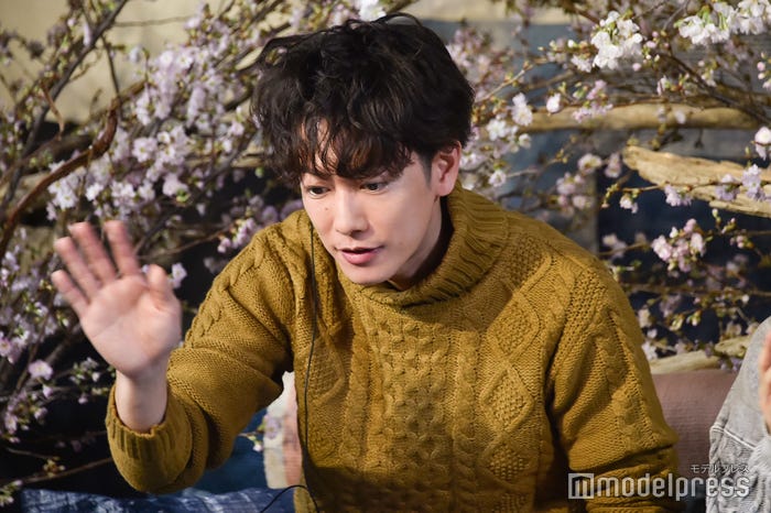 お祝いメッセージに手を振って感謝を伝える佐藤健 (C)モデルプレス