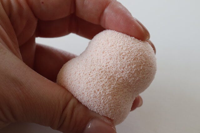 ダイソー　3D洗顔パフ（ホイップ型、専用ケース付）　やわらかさ