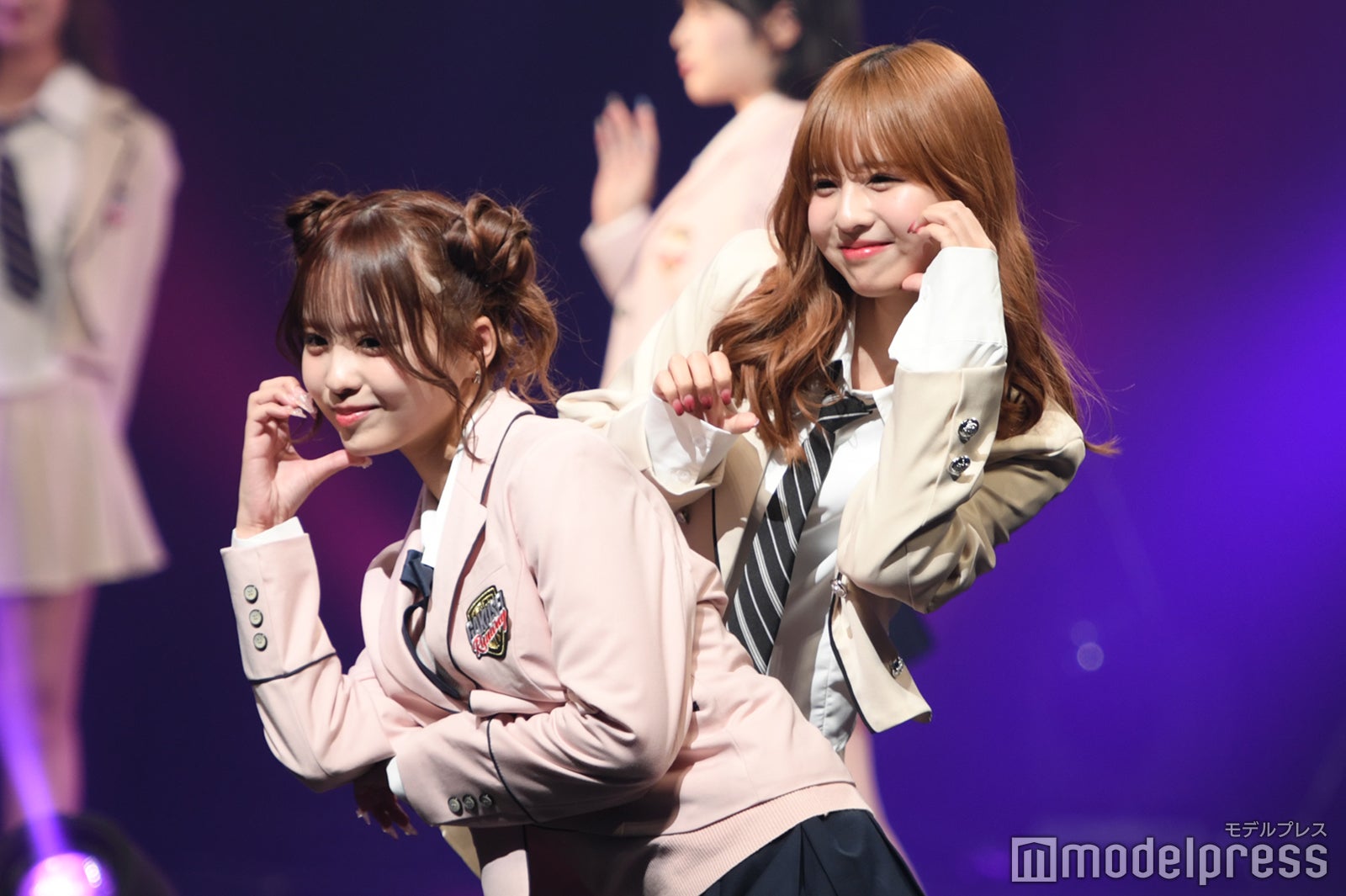 「今日好き」早坂ゆう、双子の妹・あいにハグ 色違い制服で美脚披露【学生ランウェイ2025 SUMMER】