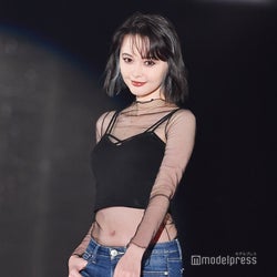 玉城ティナ、美デコルテ&ウエスト大胆披露 色気全開で視線集中<GirlsAward 2018 A/W>
