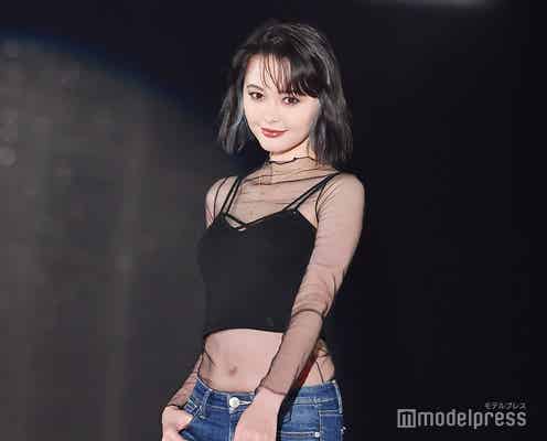 玉城ティナ、美デコルテ&ウエスト大胆披露 色気全開で視線集中<GirlsAward 2018 A/W>