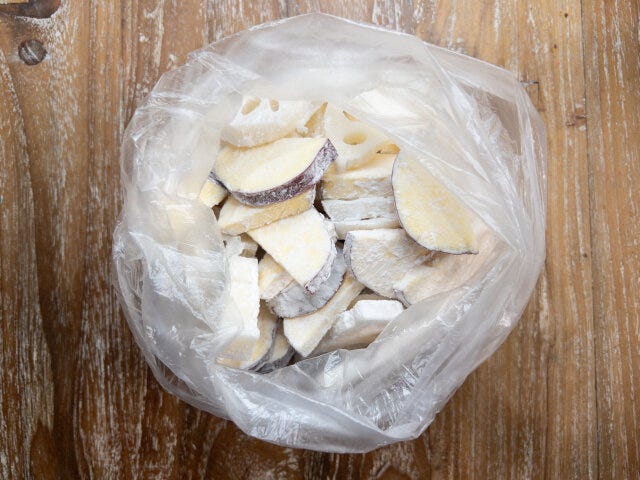 さつまいもとれんこんの水気を拭き取ってビニール袋に入れ、片栗粉を加えて袋に空気を入れて口を閉じ、袋を振って全体に粉をまぶします。 さつまいもとれんこんの水気を拭き取ってビニール袋に入れ、片栗粉を加えて袋に空気を入れて口を閉じ、袋を振って全体に粉をまぶします。