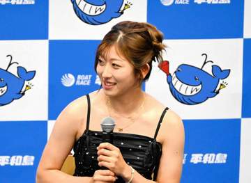 「美人さん」「女性らしさが出て一段と可愛い」今村聖奈が雰囲気一変！黒キャミワンピ姿の透明感に騒然「何も知らない人はジョッキーとは思えないやろな」