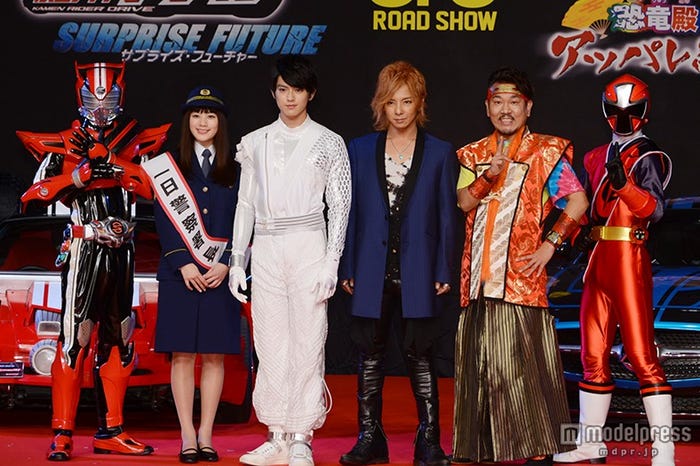 (左から)筧美和子、真剣佑、松岡充、藤本敏史