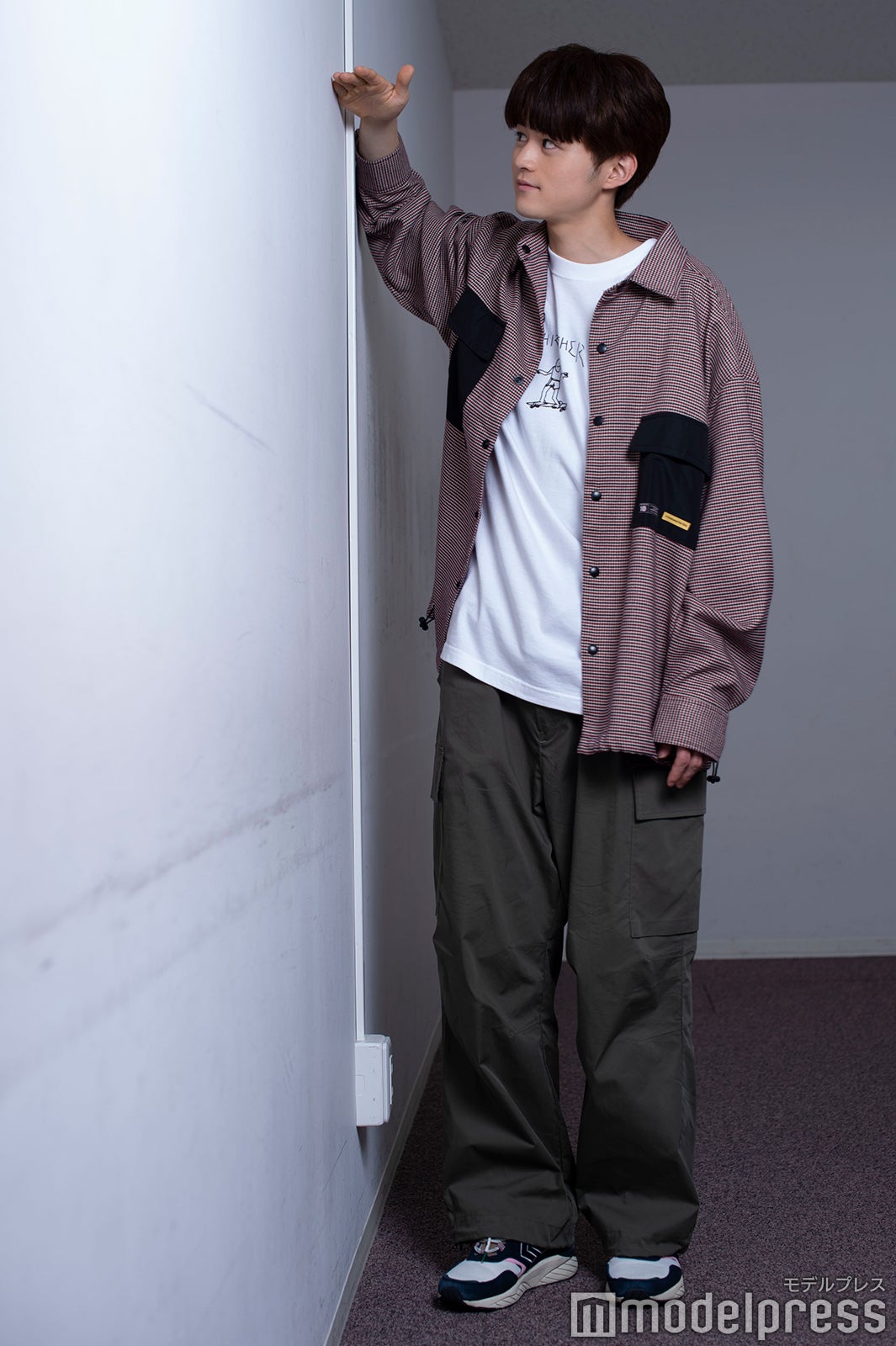 自分の身長を測っていた鈴鹿央士（C）モデルプレス