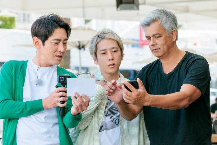 小泉孝太郎、二宮和也(C)TBS 撮影:HARUMI YOSHIMURA