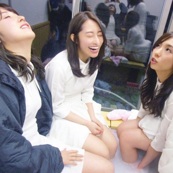 足湯につかる衛藤美彩、桜井玲香、新内眞衣（撮影：秋元真夏／提供写真）