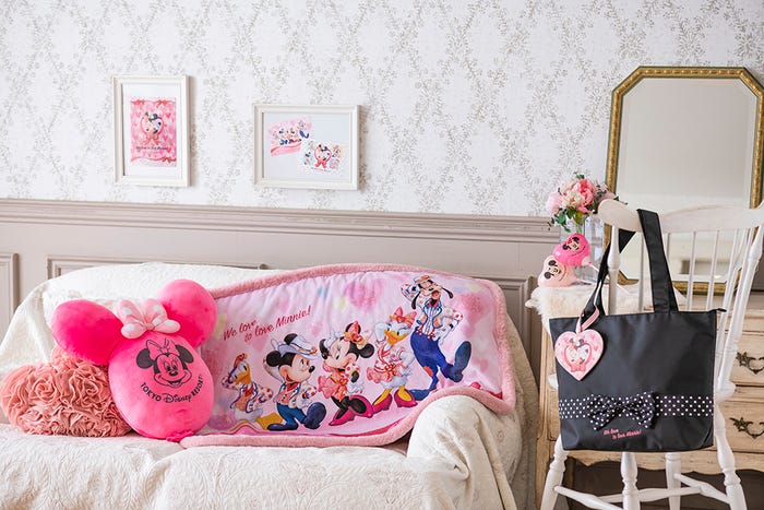 ブランケット4,900円、クッション2,800円、トートバッグ4,900円(C)Disney